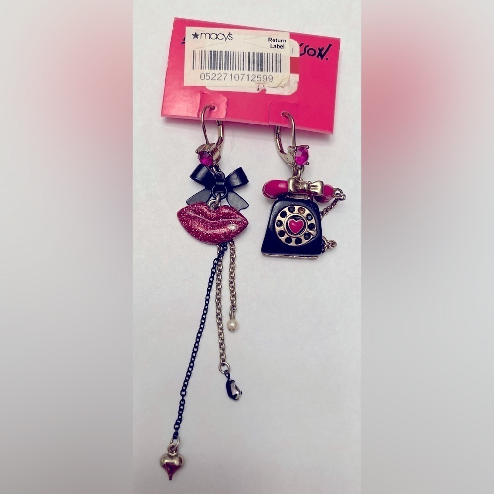 BETSEY JOHNSON Film Noir Vintage Mismatched Phone & Lips & Bow Earrings RARE NWT
